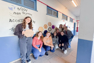 Alunas de Arquitetura e Urbanismo da Feevale desenvolvem painel sensorial para escola municipal de Novo Hamburgo