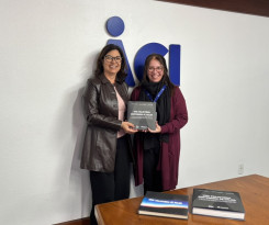 Professora Magna Lima Magalhães autografa livro da ACI