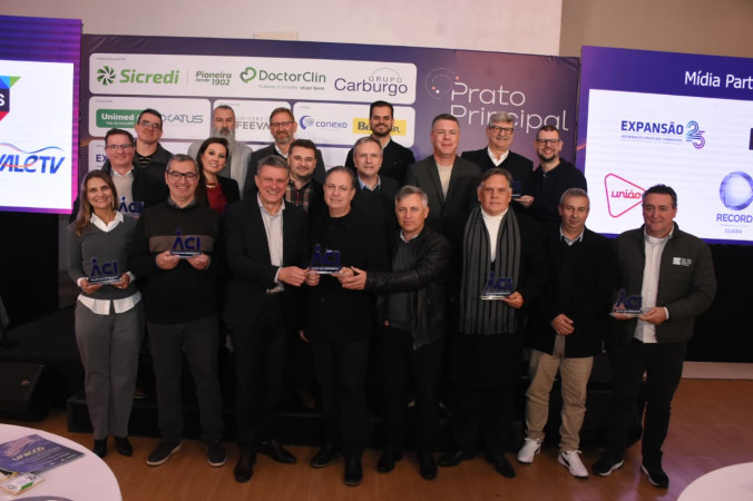 Empresas aniversariantes recebem homenagem