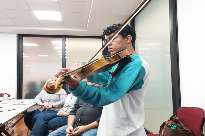 Jovem de Novo Hamburgo apresenta seu talento musical