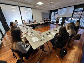 Visitantes participam de reunião mensal