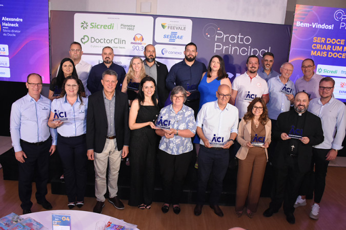 Empresas aniversariantes recebem homenagem durante Prato Principal