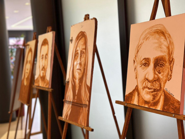 Exposição reúne pinturas que retratam sobreviventes da enchente de 2024