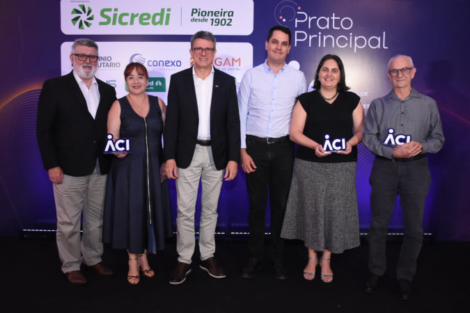 Empresas aniversariantes e imprensa recebem homenagem durante Prato Principal